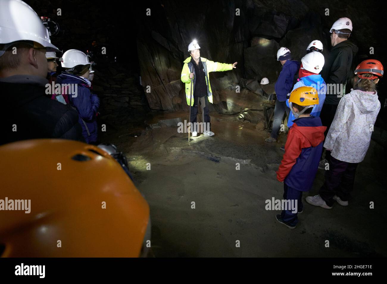 guide de visite donnant la parole aux visiteurs à l'intérieur du quartier du lac de la mine d'ardoise honter, cumbria, angleterre, royaume-uni Banque D'Images