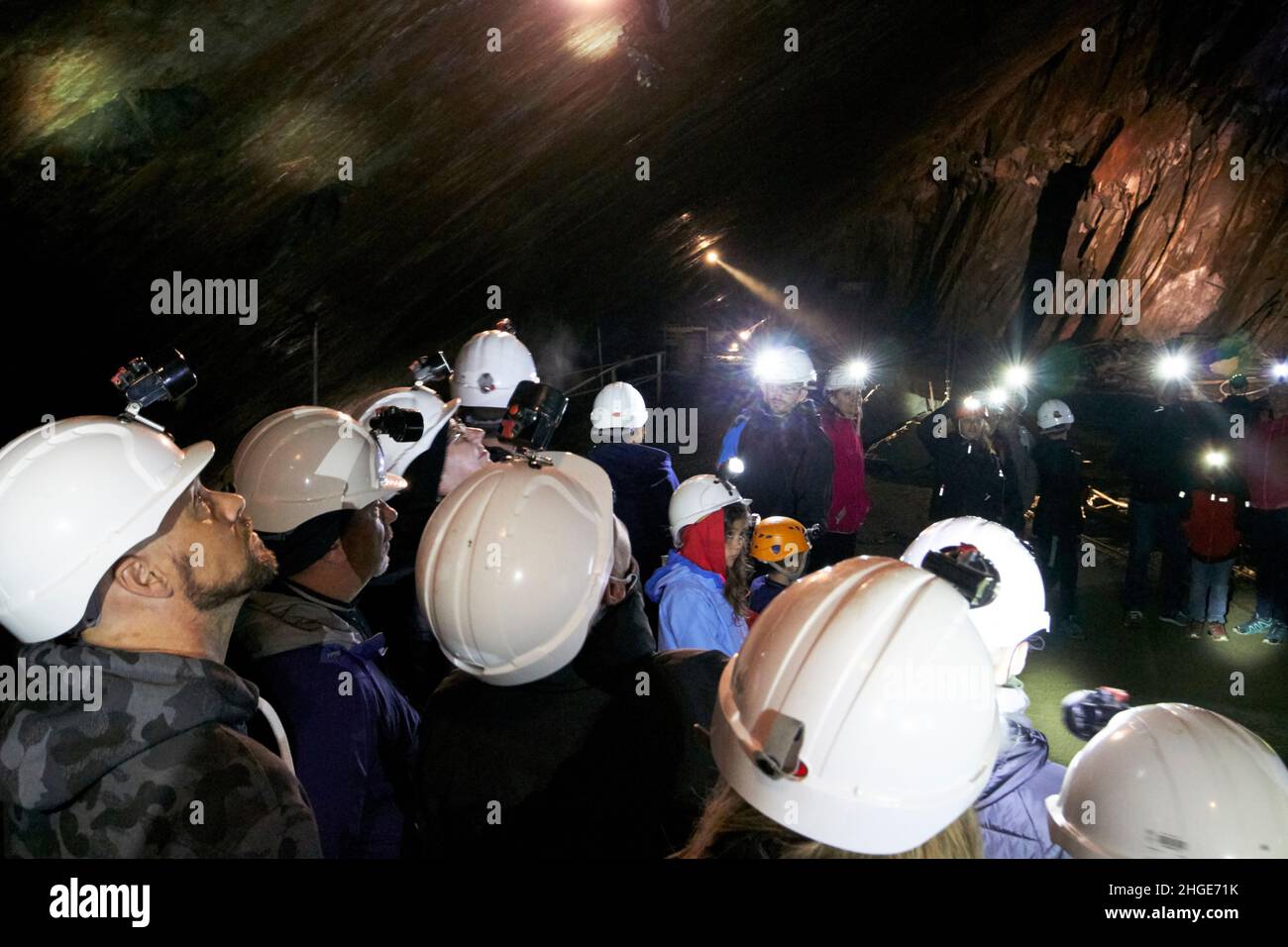groupe de visiteurs à l'intérieur du quartier des lacs de la mine d'ardoise honister, cumbria, angleterre, royaume-uni Banque D'Images