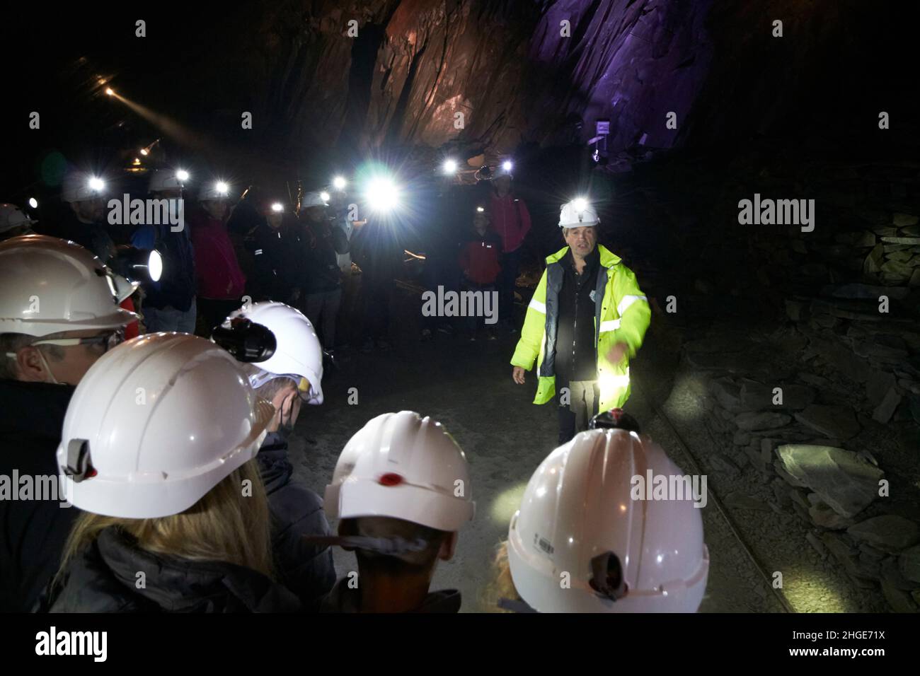 guide de visite donnant la parole aux visiteurs à l'intérieur du quartier du lac de la mine d'ardoise honter, cumbria, angleterre, royaume-uni Banque D'Images