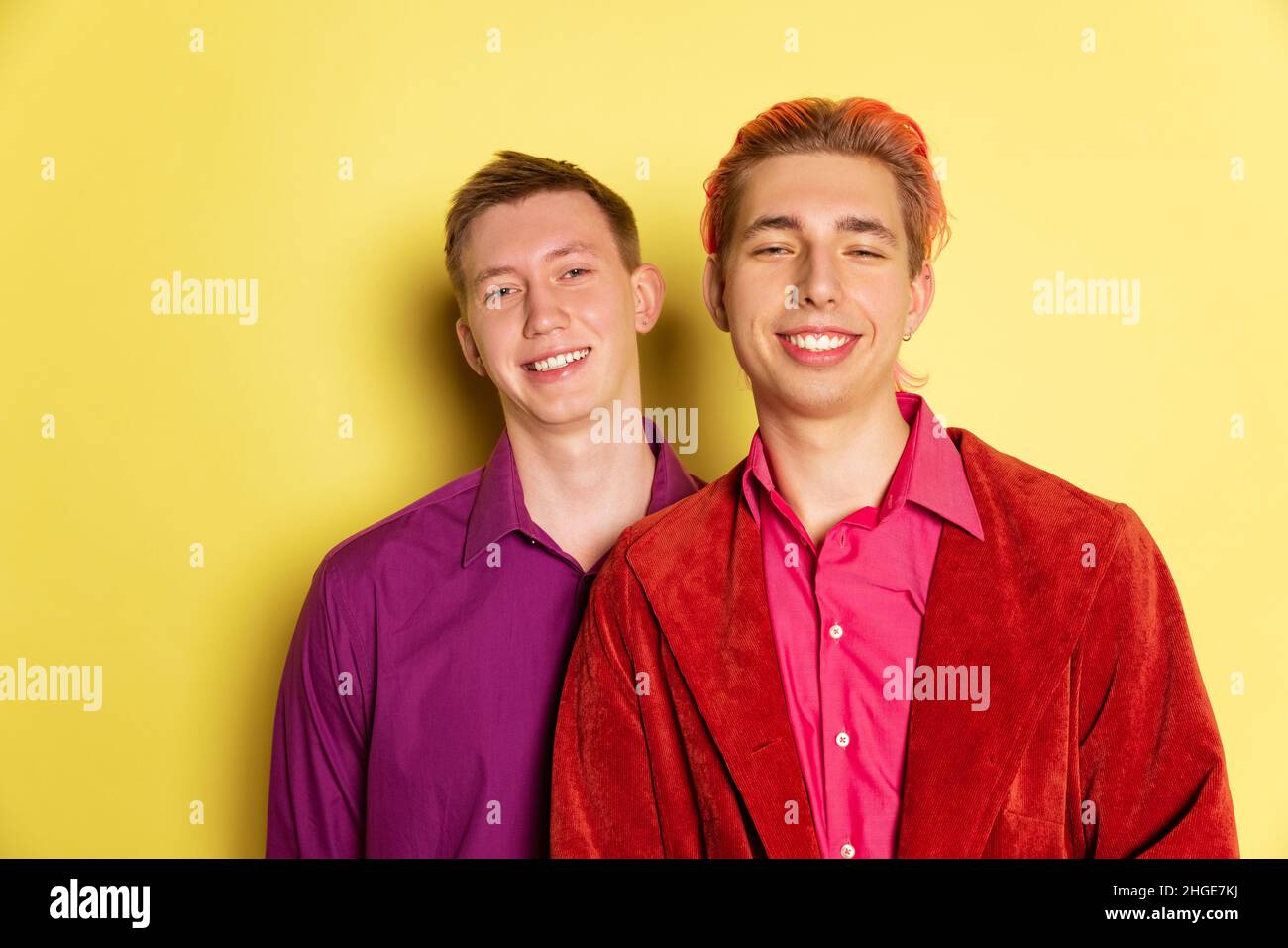 Portrait de jeunes hommes, couple posant isolé sur fond jaune.Célébration de la Saint-Valentin.Concept des émotions, de l'amour, des relations, romantique Banque D'Images
