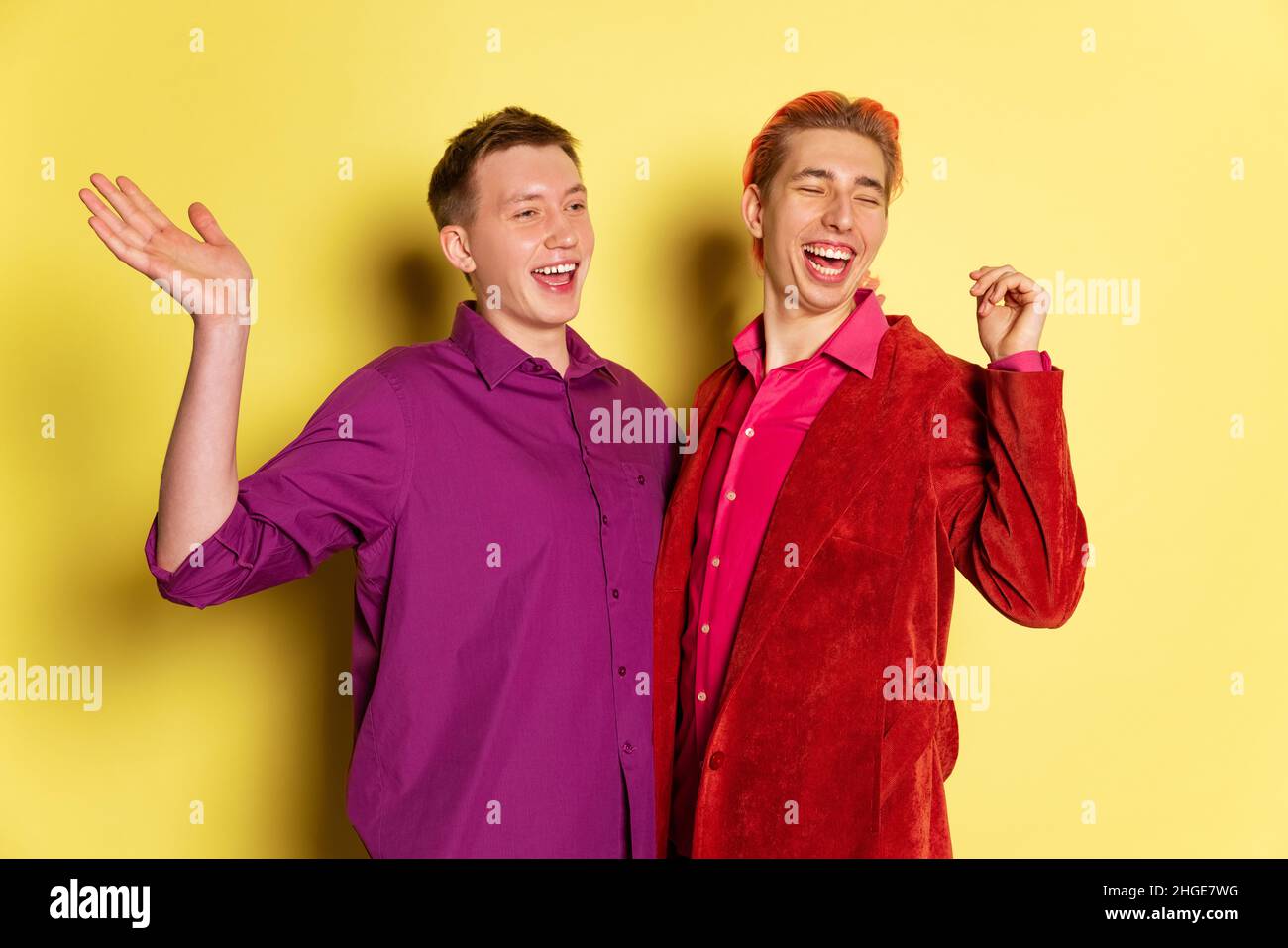 Portrait de jeunes hommes, couple posant isolé sur fond jaune.Célébration de la Saint-Valentin.Concept des émotions, de l'amour, des relations, romantique Banque D'Images