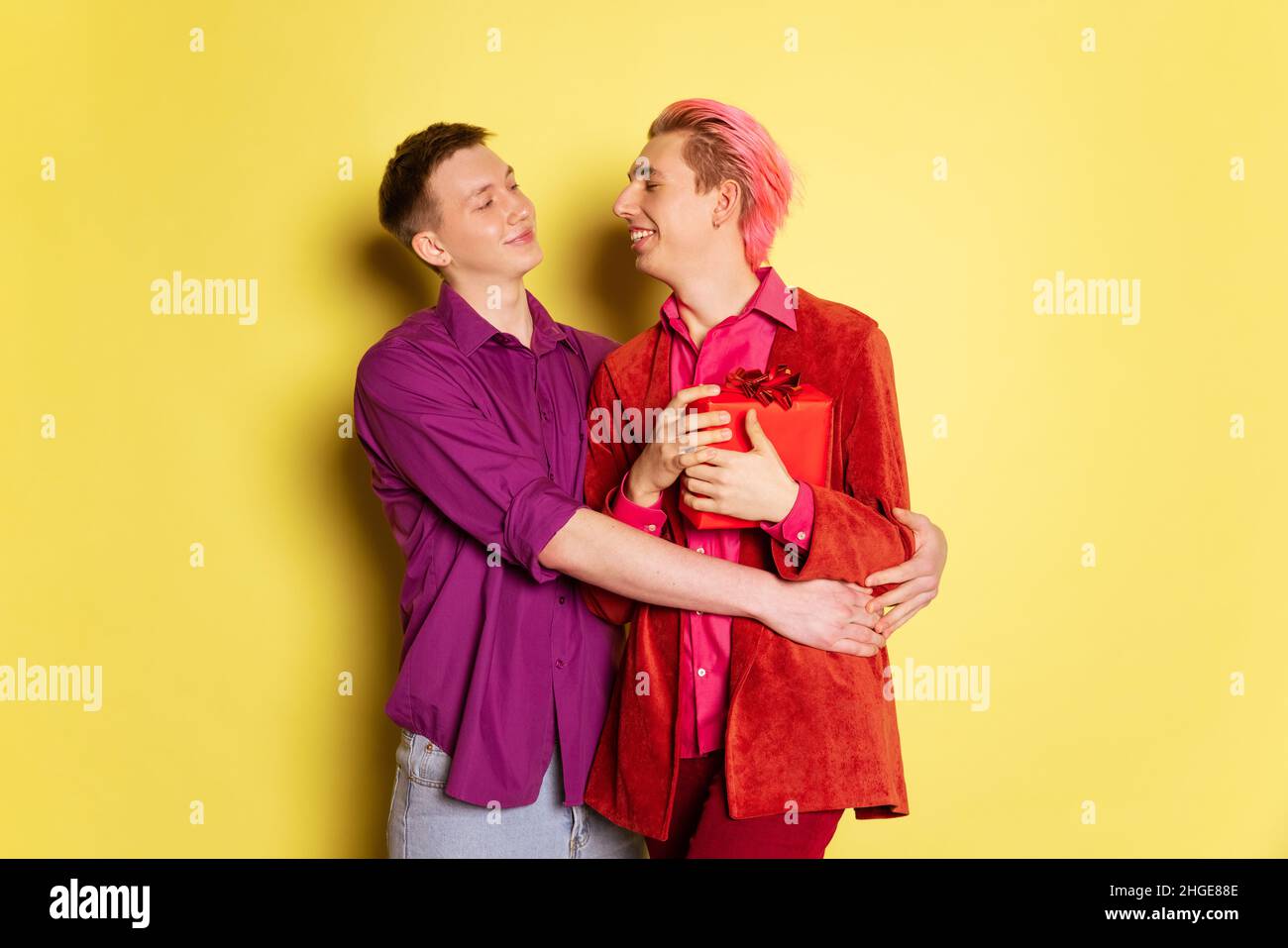 Portrait de jeunes hommes, couple posant isolé sur fond jaune.Célébration de la Saint-Valentin.Concept des émotions, de l'amour, des relations, romantique Banque D'Images