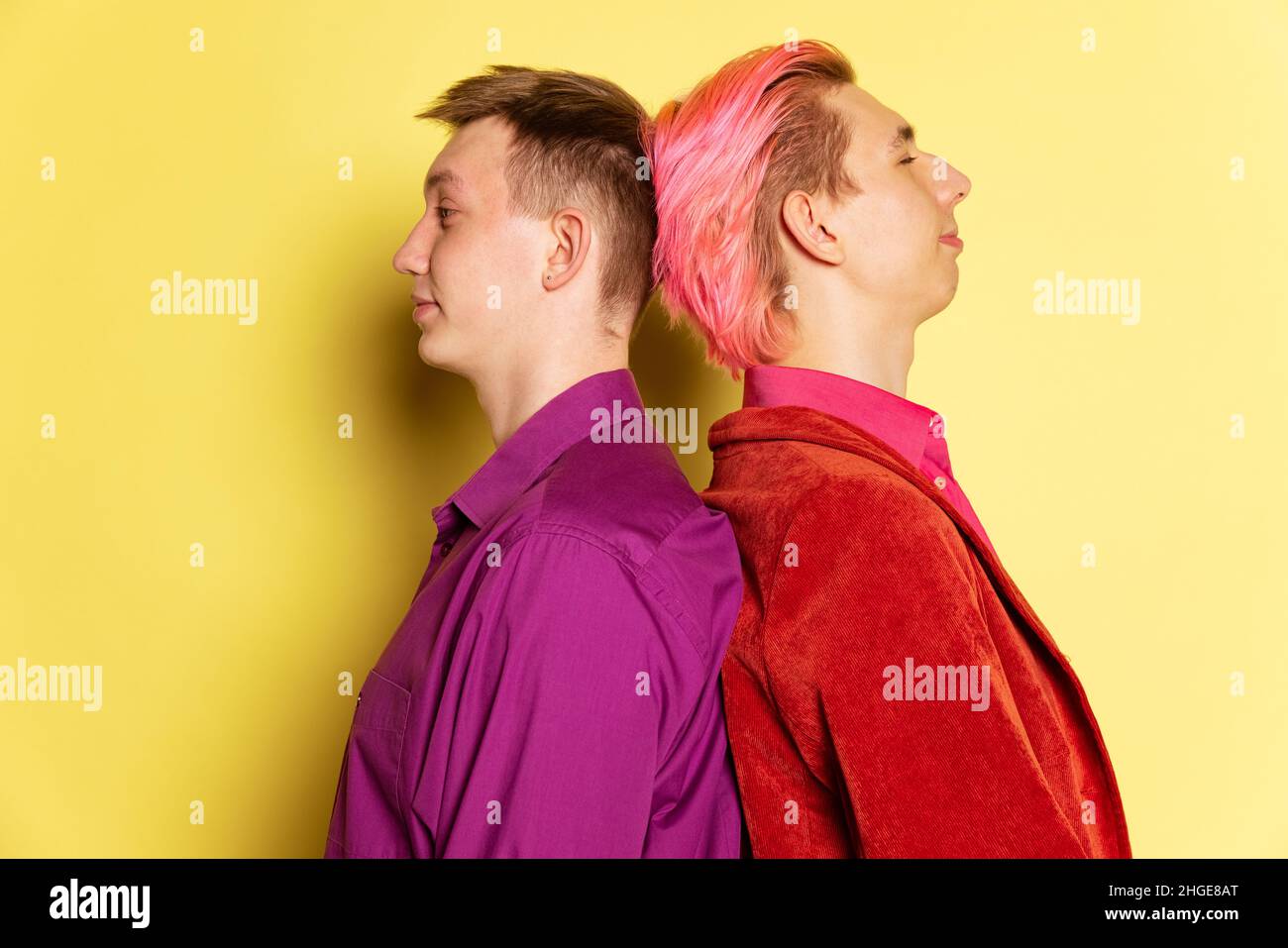Gros plan deux jeunes hommes, couple posant isolé sur fond jaune.Célébration de la Saint-Valentin.Concept des émotions, de l'amour, des relations, romantique Banque D'Images