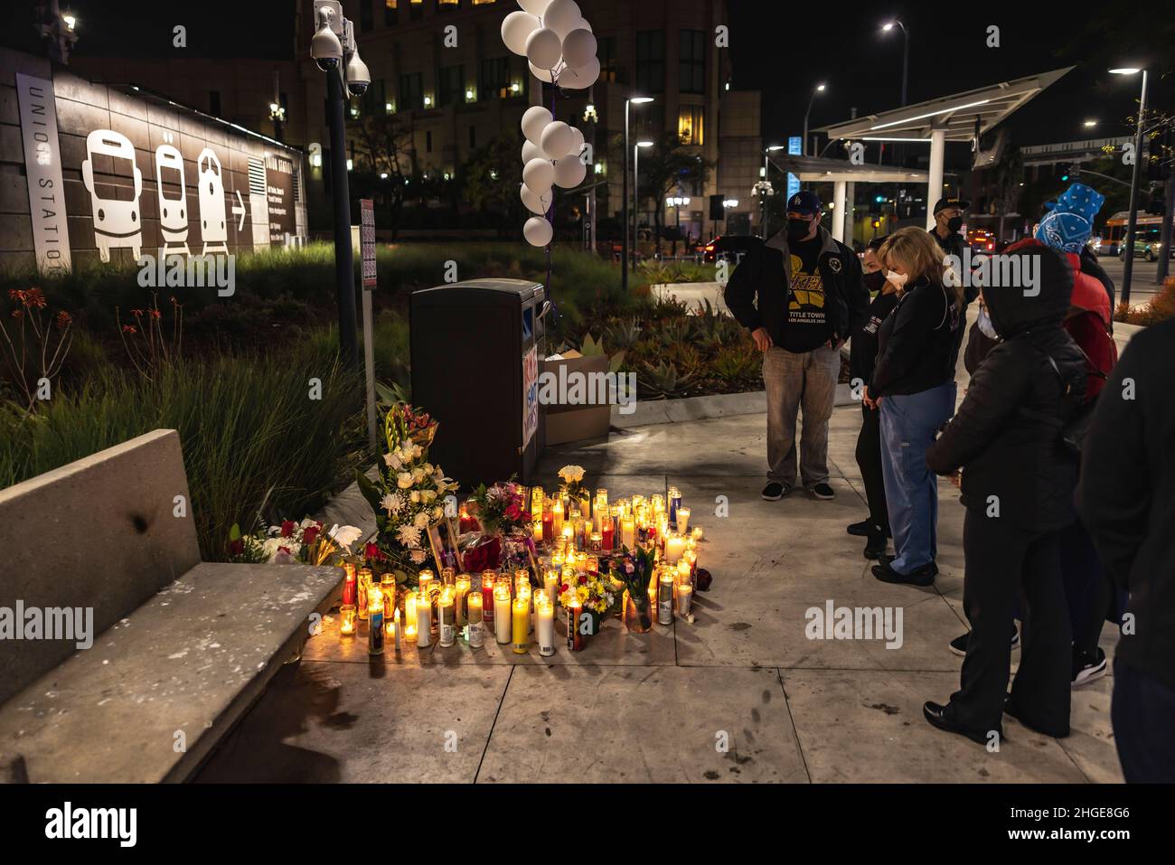 Los Angeles, États-Unis.19th janvier 2022.LES infirmières ET les travailleurs de première ligne DES salles d'urgence DE LAC USC ont tenu une veillée aux chandelles pour l'infirmière Sandra Shells.Sandra a été agressée au hasard à un arrêt de bus du centre-ville DE LOS ANGELES par un homme sans domicile.Elle a été frappée dans la tête et est tombée sur le trottoir, puis est morte de ses blessures à l'hôpital où elle a travaillé pendant 38 ans.Le suspect a été trouvé près de l'arrêt d'autobus et arrêté par la police.1/19/2021 Los Angeles, CA., USA (photo de Ted Soqui/SIPA USA) crédit: SIPA USA/Alay Live News Banque D'Images