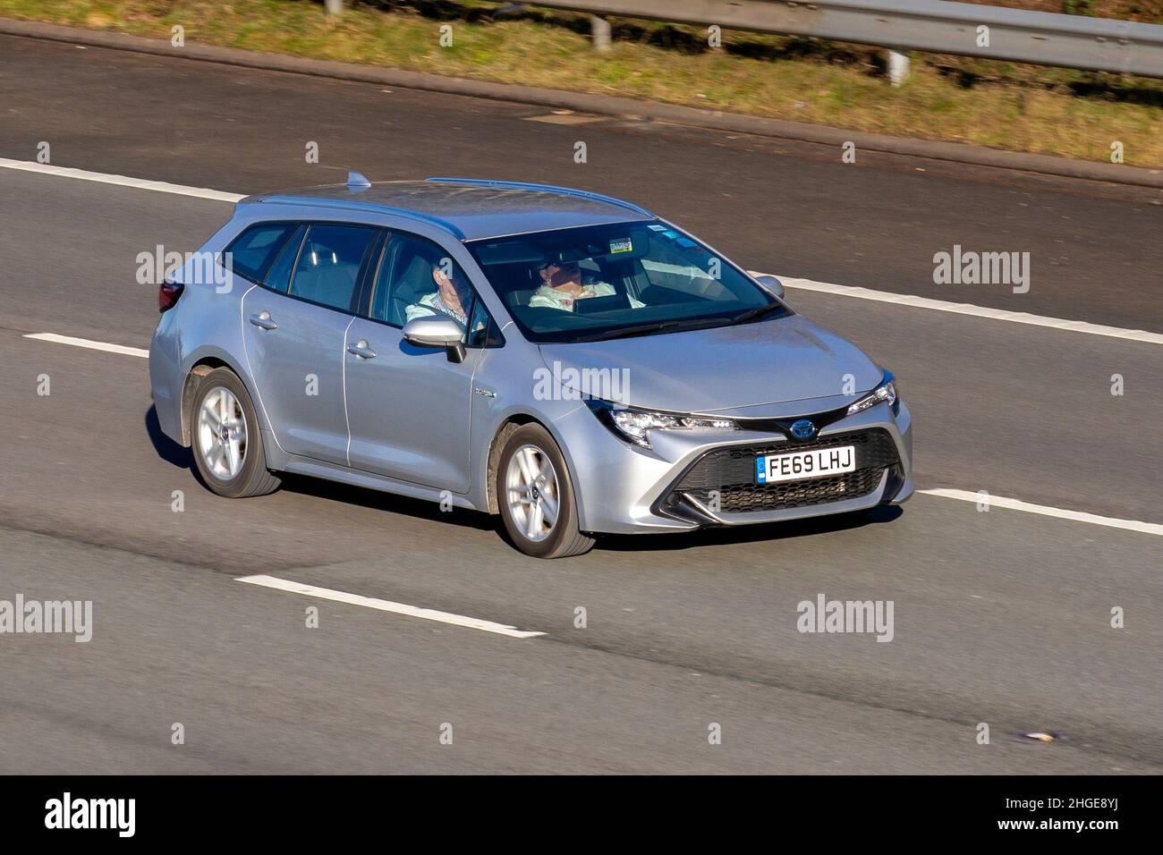 2019 argent Toyota Corolla VVT-i Icon Tech 1987cc hybride électrique, circulation automobile, véhicules en mouvement, voitures, véhicule roulant sur les routes du Royaume-Uni, moteurs, conduite sur l'autoroute M61 route du Royaume-Uni. Banque D'Images