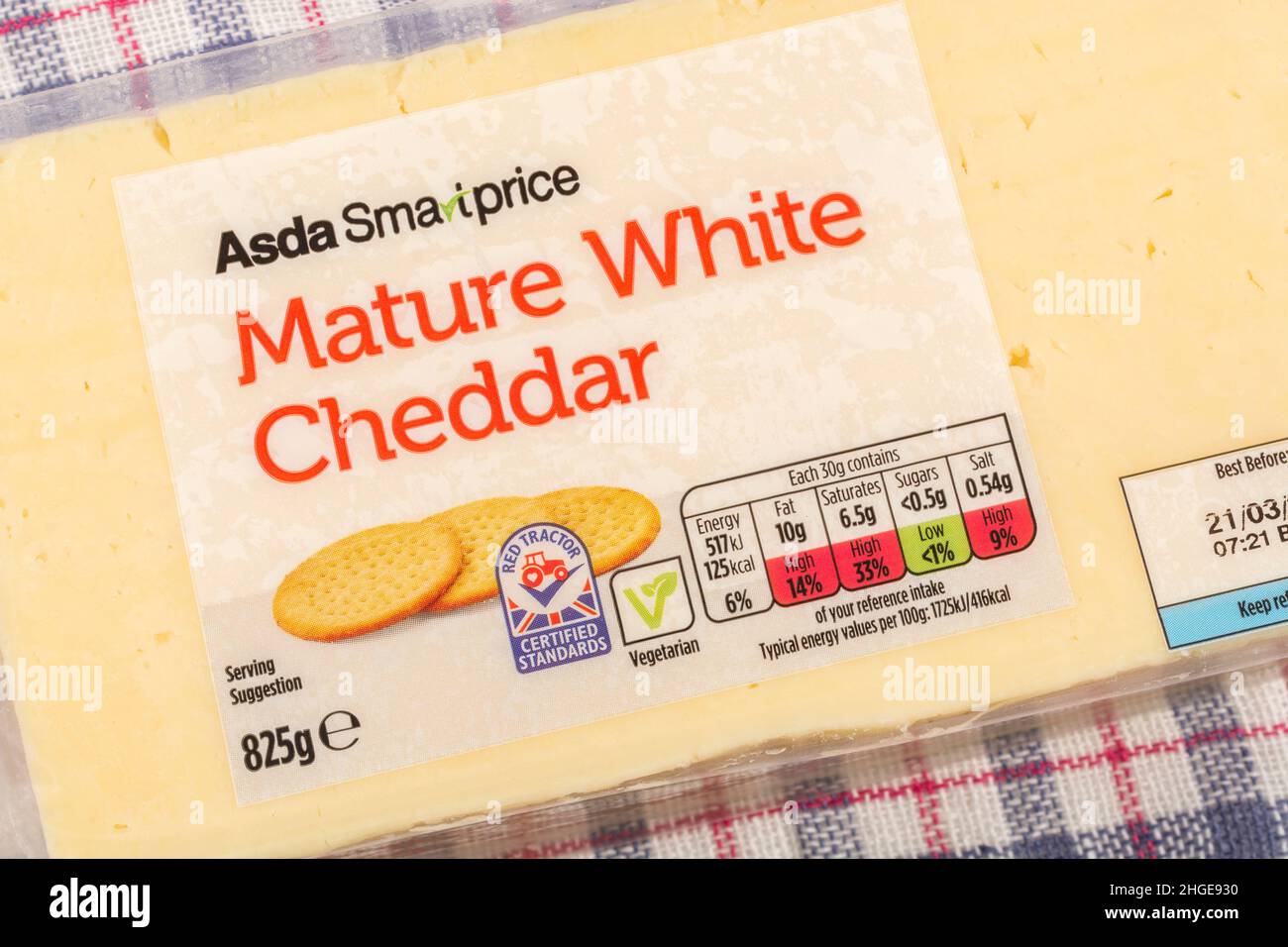 Emballage en plastique de fromage cheddar mûr d'étiquette de l'ASDA budget avec système de feux de signalisation alimentaire indiquant la teneur en graisse du fromage, le sel, etc Banque D'Images
