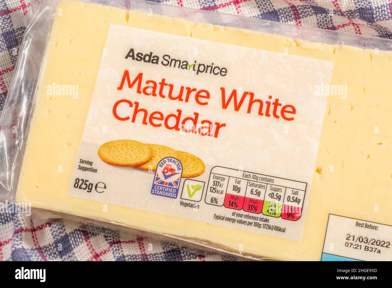 Emballage en plastique de fromage cheddar mûr d'étiquette de l'ASDA budget avec système de feux de signalisation alimentaire indiquant la teneur en graisse du fromage, le sel, etc Banque D'Images