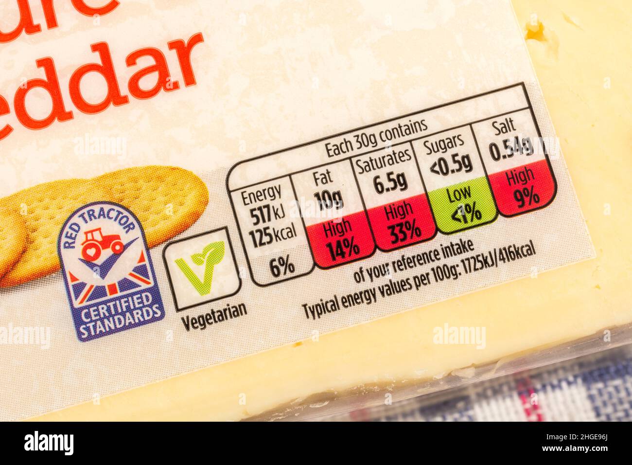 Gros plan emballage plastique de fromage cheddar mûr de marque ASDA budget avec étiquette alimentaire système de feux de signalisation indiquant la teneur en graisse du fromage, etc Banque D'Images
