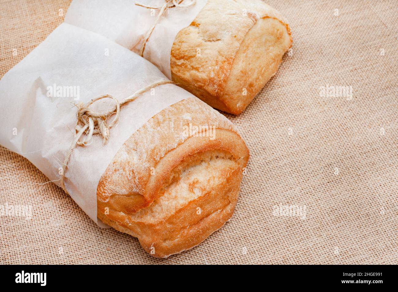 pains de ciabatta sur une surface rustique avec espace de copie Banque D'Images