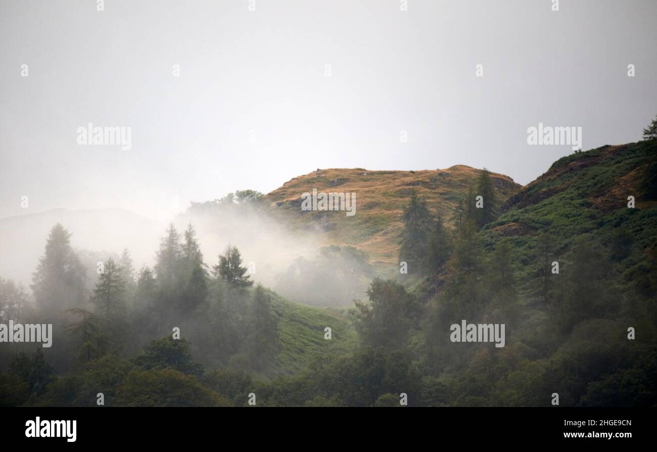 faible brouillard et faible nuage passant au-dessus des collines près de skelwith bridge ambleside lake district, cumbria, angleterre, royaume-uni Banque D'Images