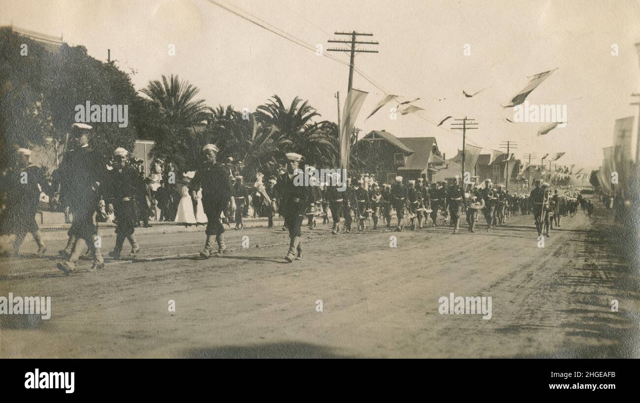 Photographie antique de 1908, des marins défilant à la « Parade pour la grande flotte blanche » à San Francisco, Californie, le 7th mai 1908, éventuellement sur Fillmore Street.SOURCE : PHOTO ORIGINALE Banque D'Images