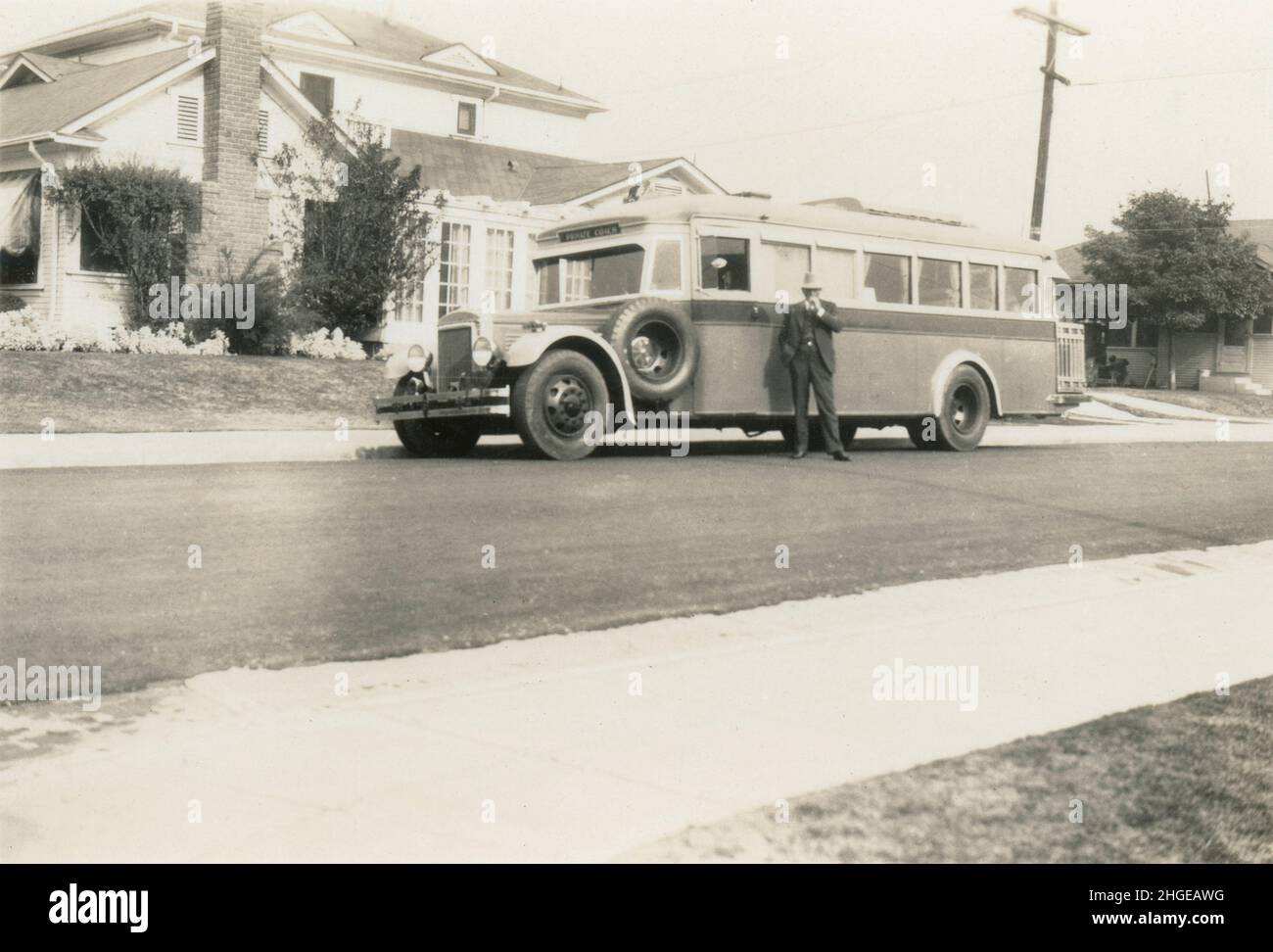 Photographie antique de 1931, entraîneur privé à la maison à Los Angeles, Californie, États-Unis.SOURCE : PHOTO ORIGINALE.Voir Alay 2HGEAW9 et 2HGEATK pour plus de vues sur ce bus. Banque D'Images