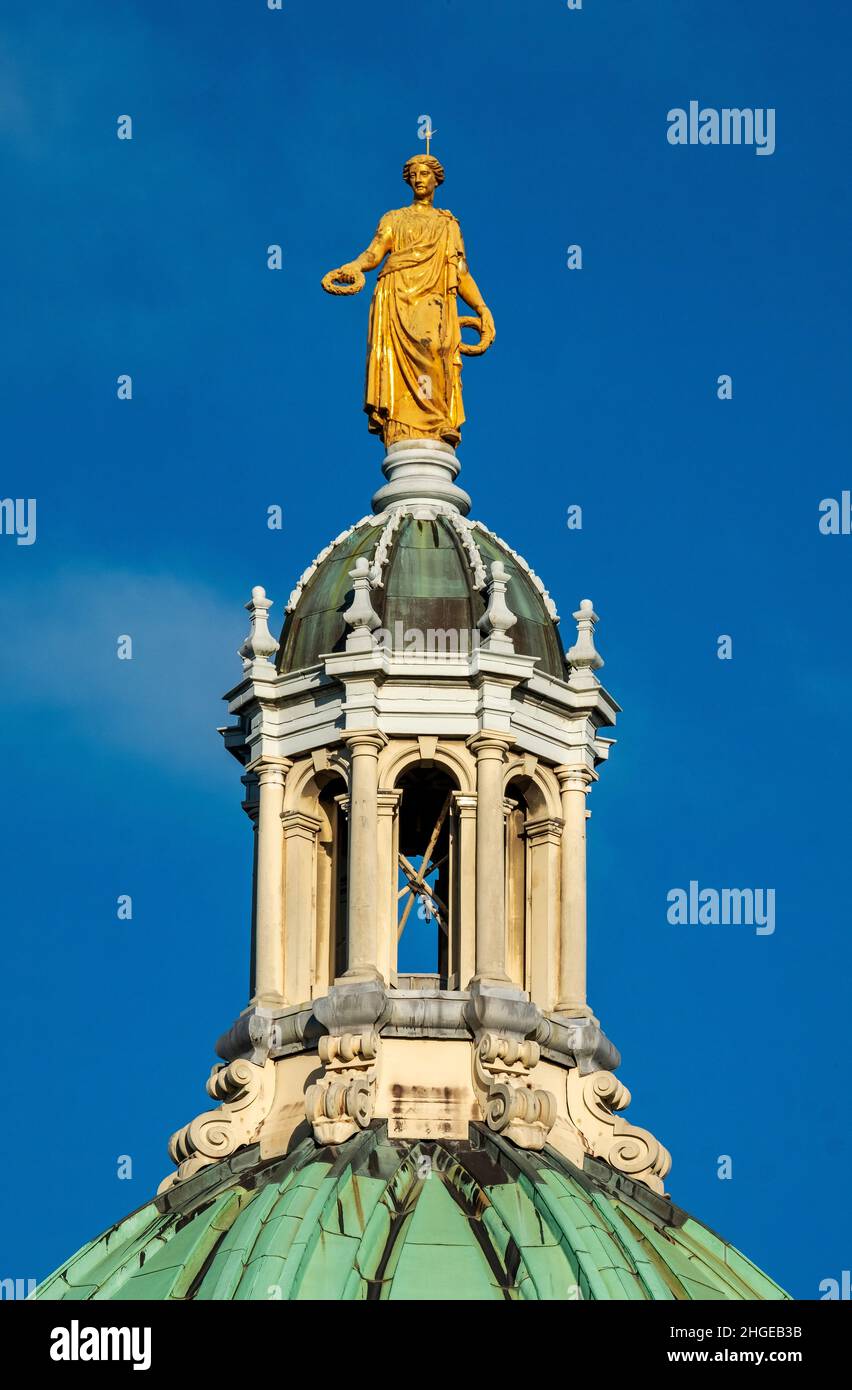 Vue sur la statue en or représentant la renommée, au sommet du dôme octogonal central de la Bank of Scotland, The Mound, Édimbourg. Banque D'Images