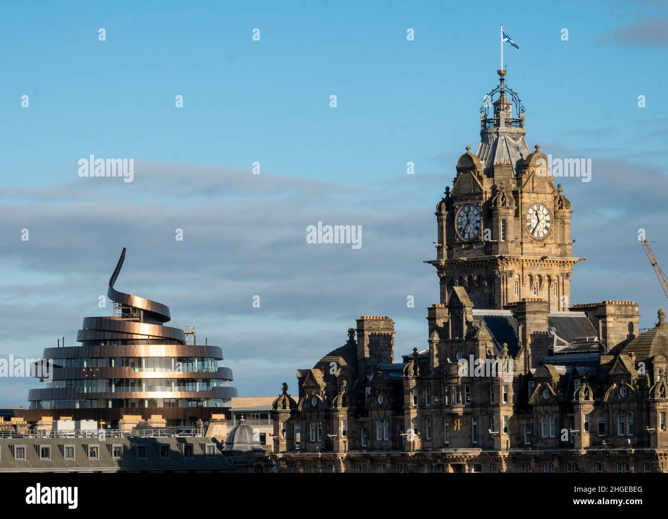 Vue sur la ligne d'horizon d'Édimbourg avec le nouvel hôtel du centre de St James et la tour de l'horloge de l'hôtel Balmoral à droite. Banque D'Images