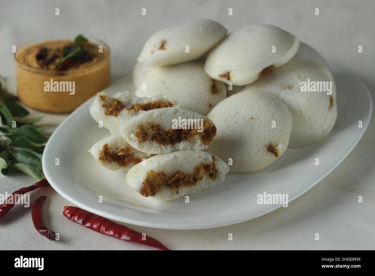 Gâteau au riz farci au poulet.Gâteau de riz cuit à la vapeur farci de masala de poulet.Communément appelé IDLI farci de poulet au Kerala.Servi avec de la noix de coco Banque D'Images