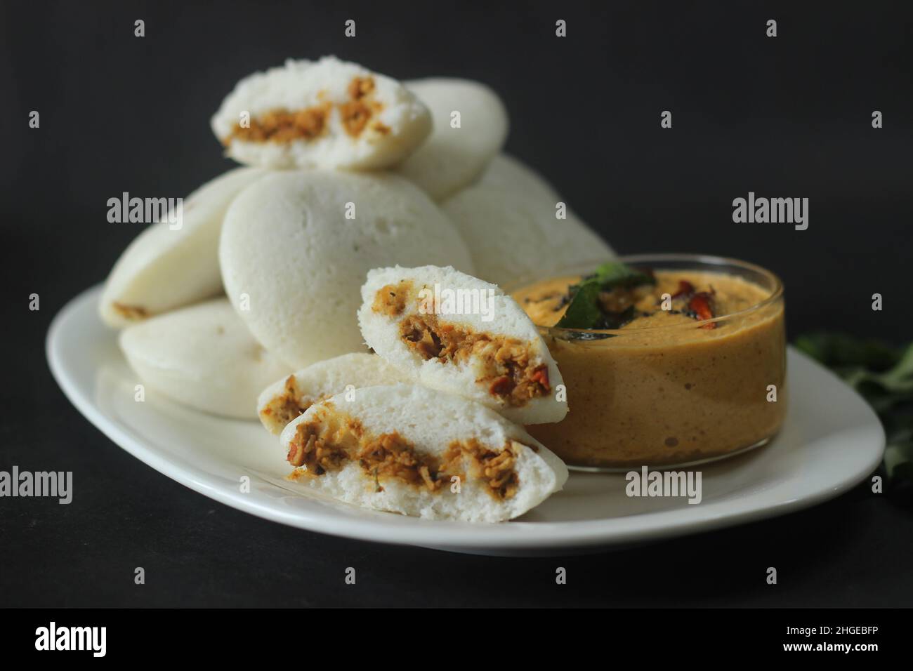 Gâteau au riz farci au poulet.Gâteau de riz cuit à la vapeur farci de masala de poulet.Communément appelé IDLI farci de poulet au Kerala.Servi avec de la noix de coco Banque D'Images