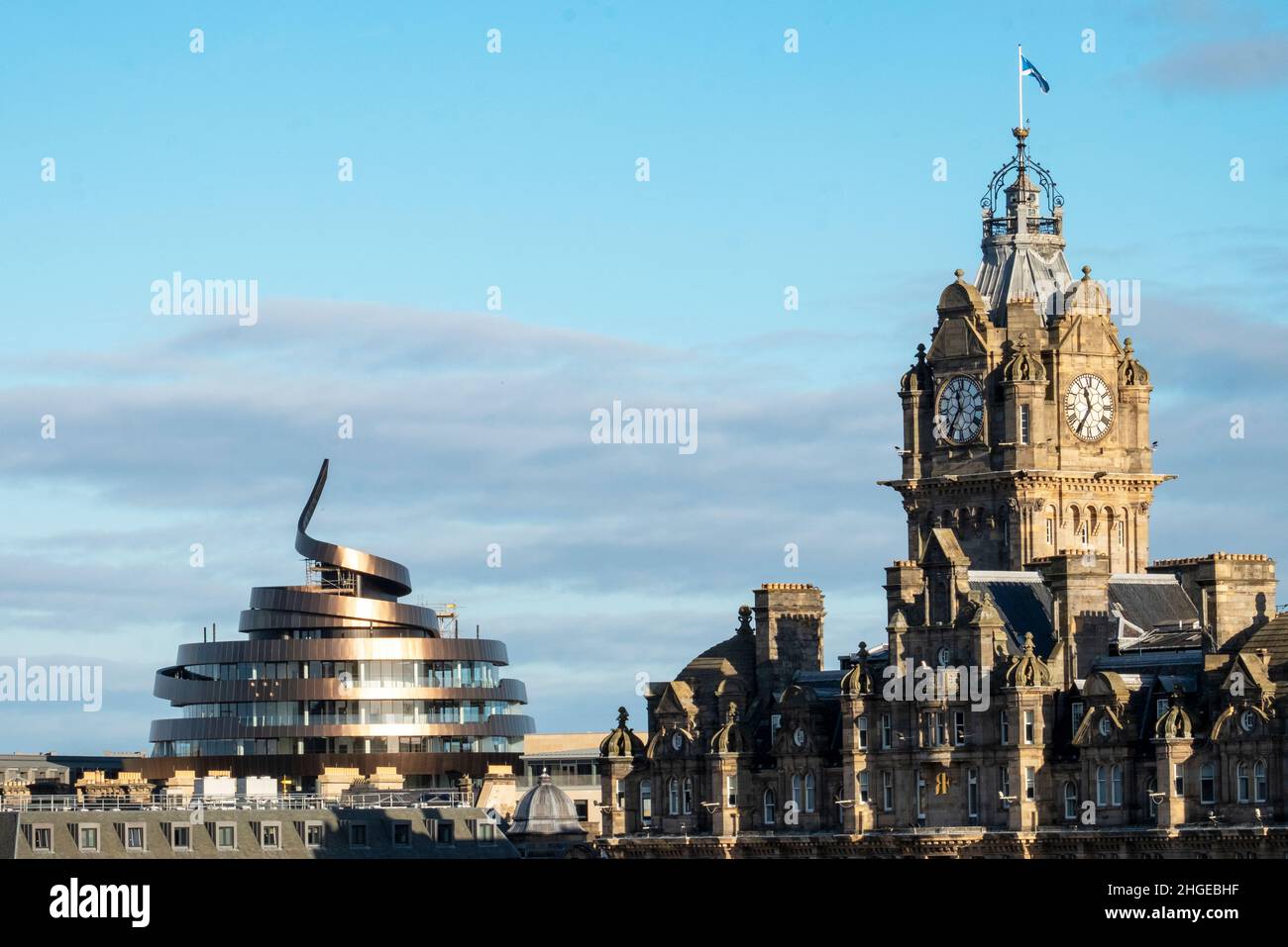 Vue sur la ligne d'horizon d'Édimbourg avec le nouvel hôtel du centre de St James et la tour de l'horloge de l'hôtel Balmoral à droite. Banque D'Images