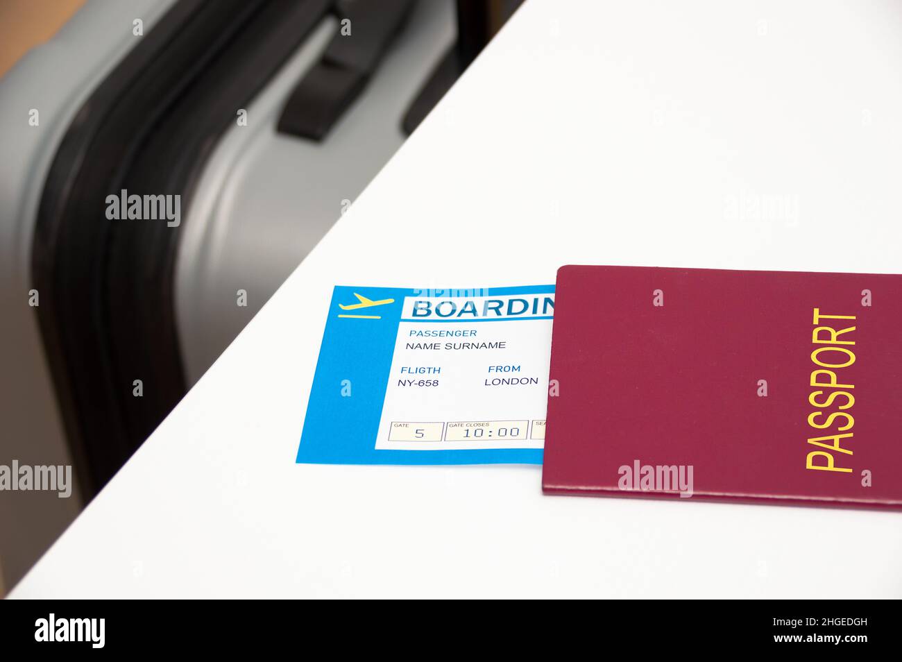 Photo de deux billets d'avion et d'un passeport sur une table Banque D'Images