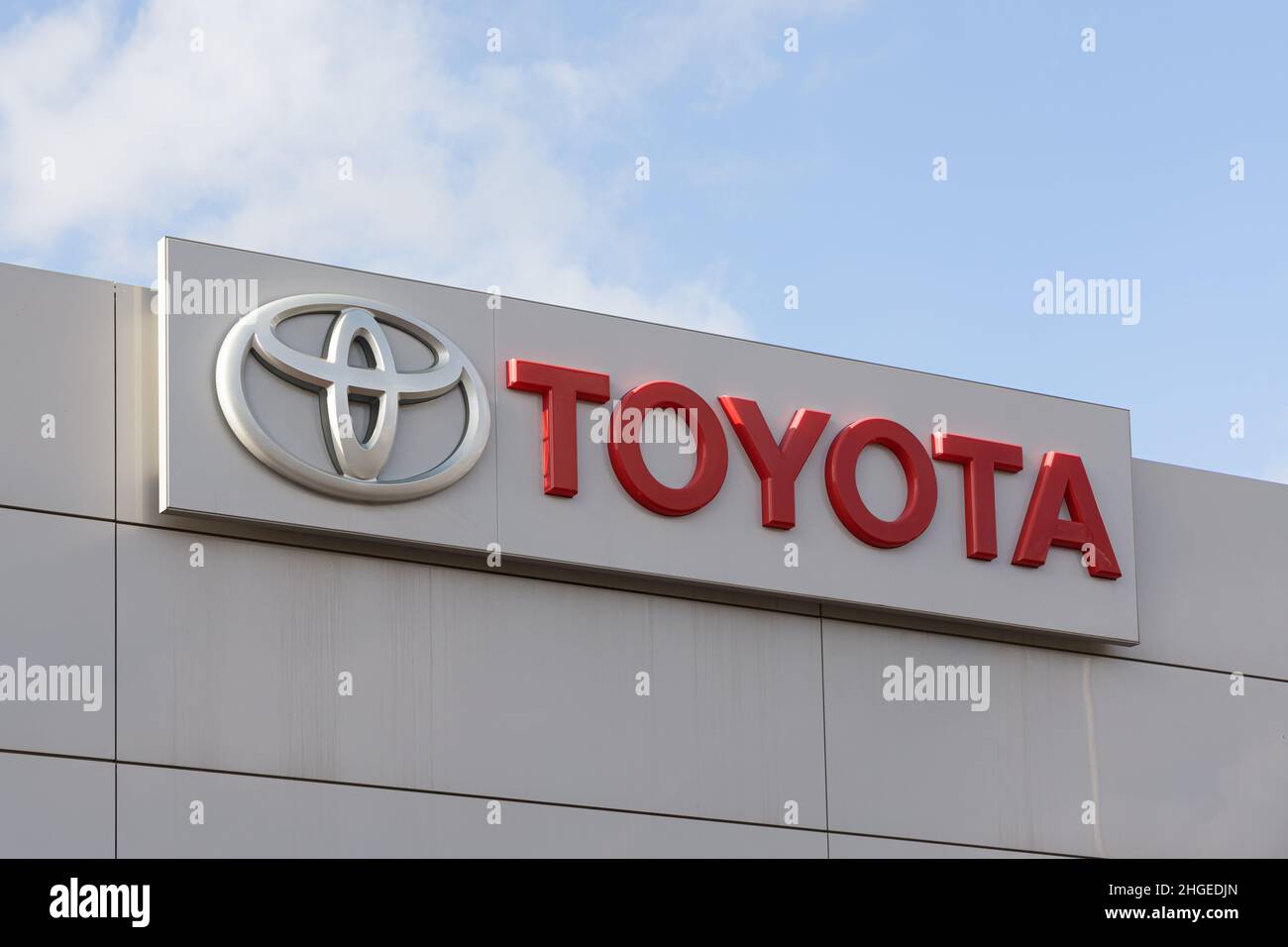 VALENCE, ESPAGNE - 13 JANVIER 2022 : Toyota est un constructeur automobile multinational japonais Banque D'Images