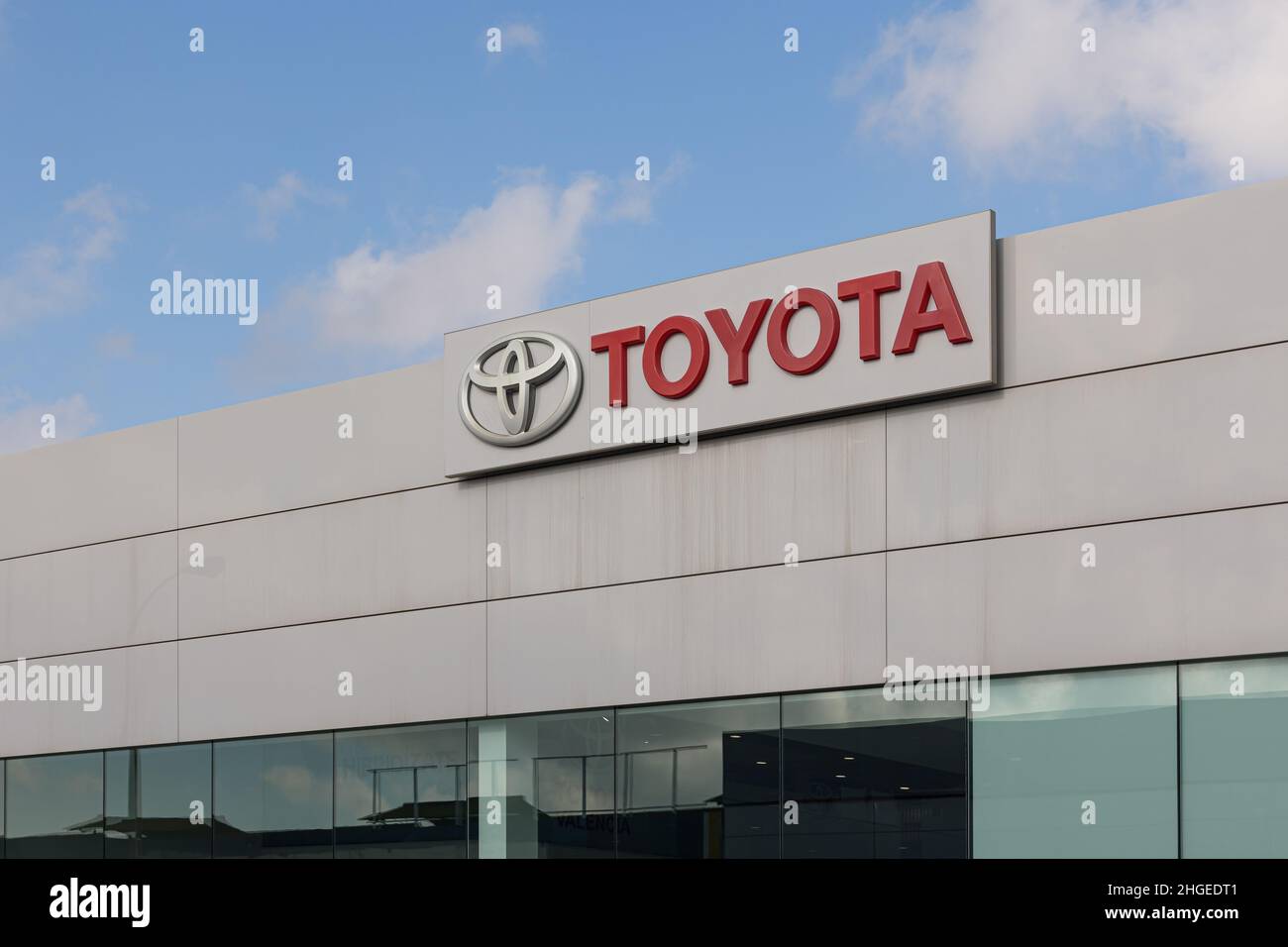 VALENCE, ESPAGNE - 13 JANVIER 2022 : Toyota est un constructeur automobile multinational japonais Banque D'Images
