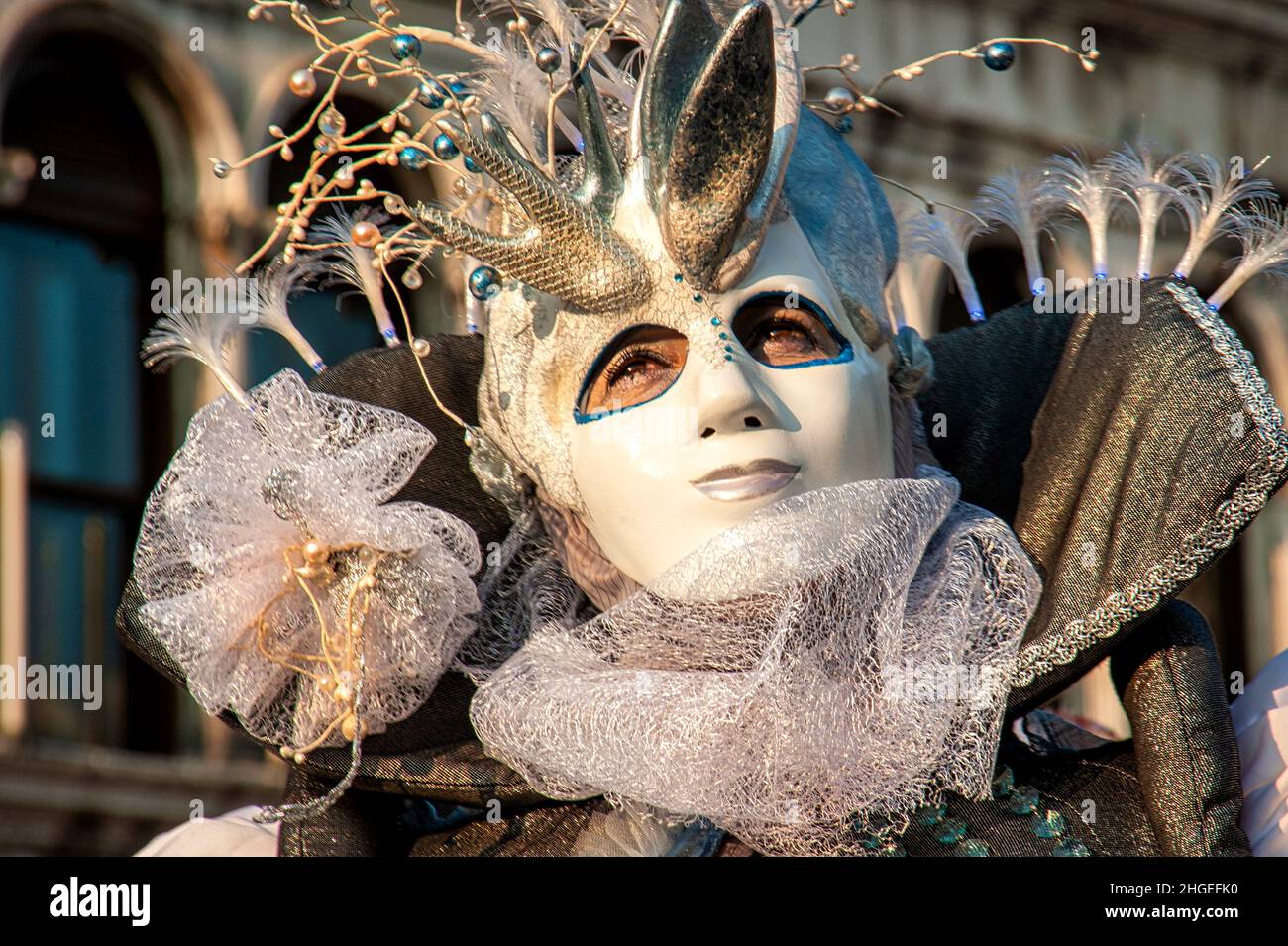 Lot De 2 Masques Vénitiens En Céramique - Blanc - Décoration Carnaval Elle & Lui