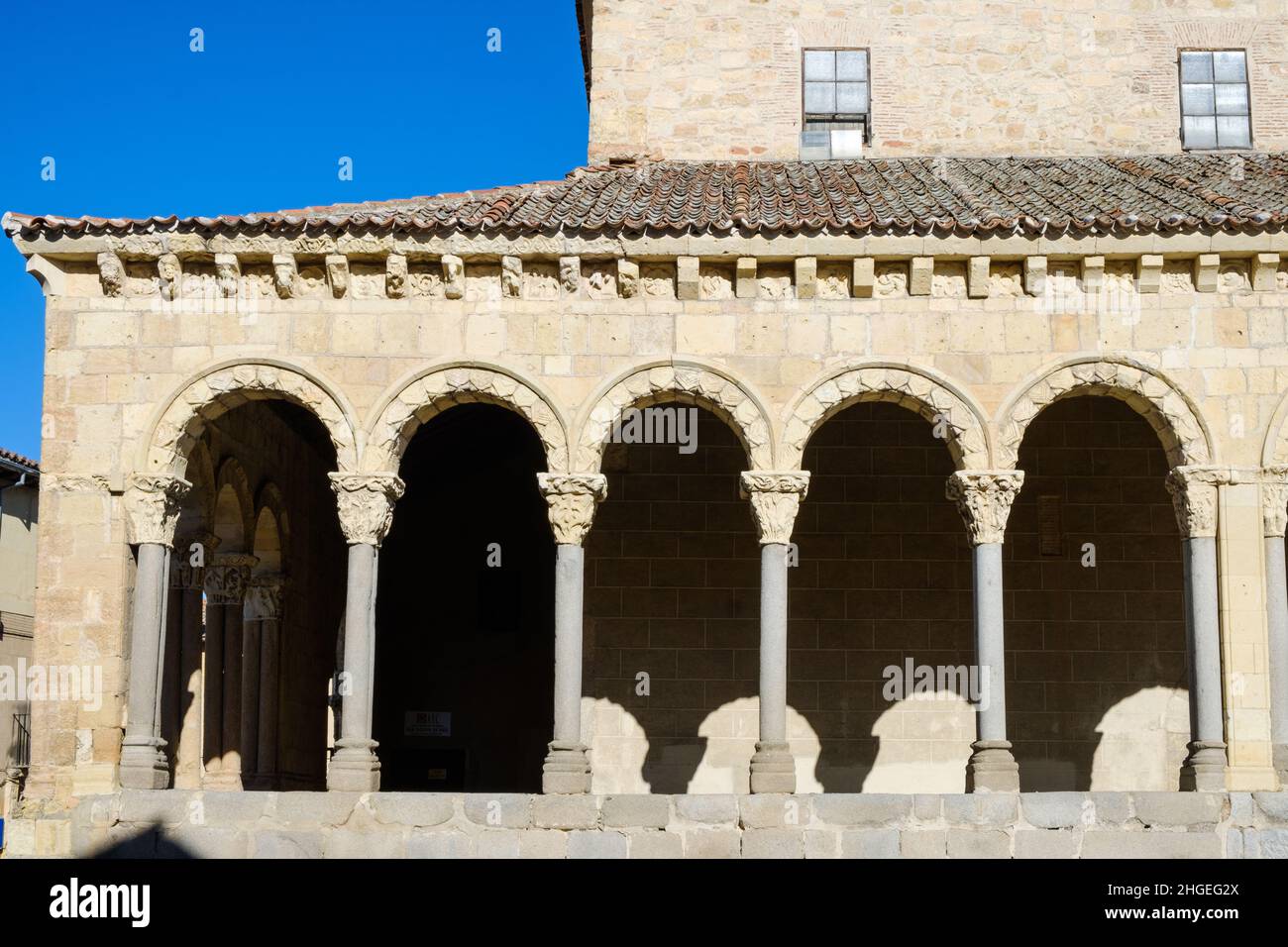 Entrée à l'église romane de San Esteban à Segovia, Castilla y León, Espagne Banque D'Images