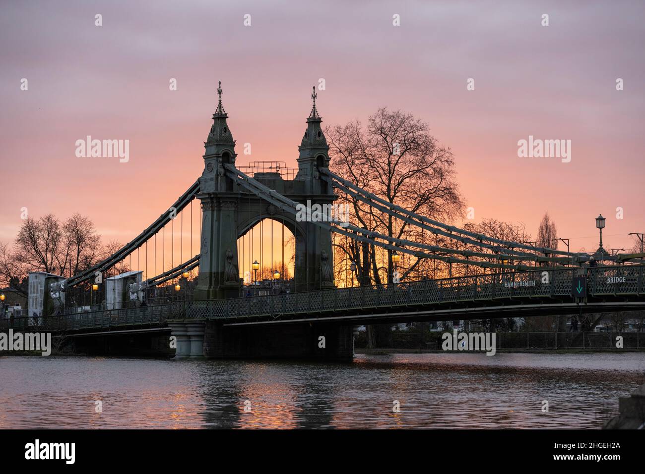 Hammersmith Bridge à la tombée de la nuit, tandis que le feu d'hiver se dirige vers le crépuscule nocturne, West London, England, United Kingdom Banque D'Images