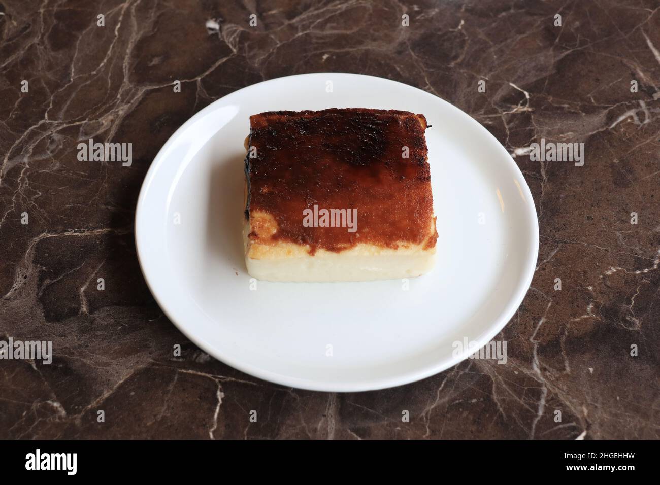 Le baklava est un dessert de pâtisserie en couches fait de pâte filo, rempli de noix hachées, et sucré avec du sirop ou du miel. Banque D'Images