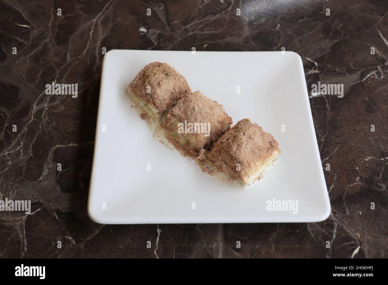 Le baklava est un dessert de pâtisserie en couches fait de pâte filo, rempli de noix hachées, et sucré avec du sirop ou du miel. Banque D'Images