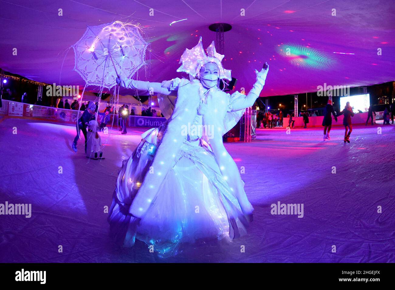 Magdebourg, Allemagne.20th janvier 2022.Josephine Seufzer anime les patineurs en tant que Reine des neiges sur la plus grande patinoire extérieure mobile de la capitale de l'État.La patinoire de 700 mètres carrés a été ouverte aujourd'hui sur la pelouse de la forteresse Mark.Pendant six semaines, les amateurs d'hiver peuvent désormais profiter du patinage et du curling.Selon la situation juridique actuelle, la règle du 2-G s'applique avec l'ordonnance de confinement actuelle.Credit: Peter Gercke/dpa-Zentralbild/ZB/dpa/Alay Live News Banque D'Images