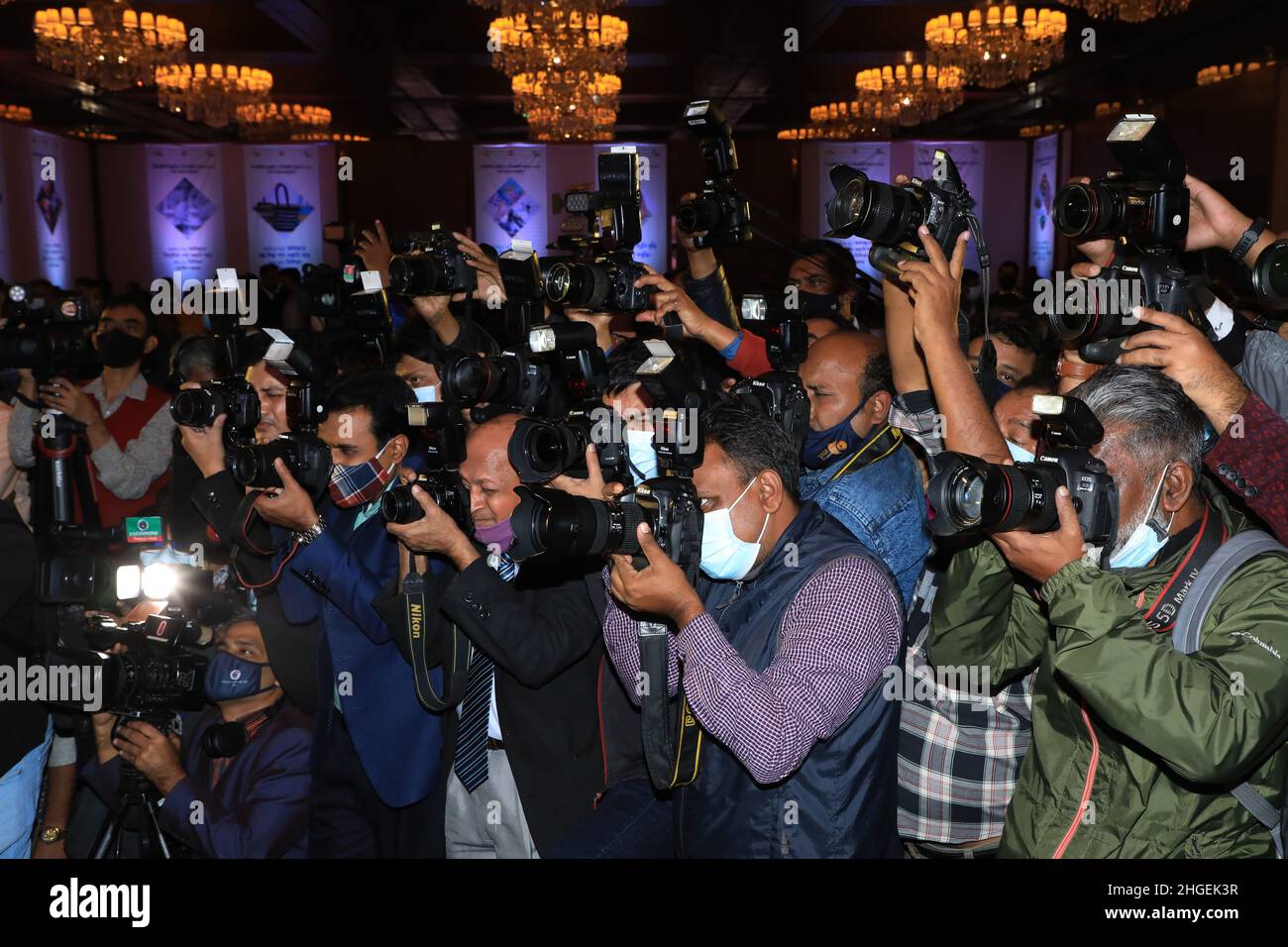 Des photographes bangladais sont vus travailler pendant le programme du marché d'exportation à l'hôtel Pan Pacific Sonargaon à Dhaka. Banque D'Images