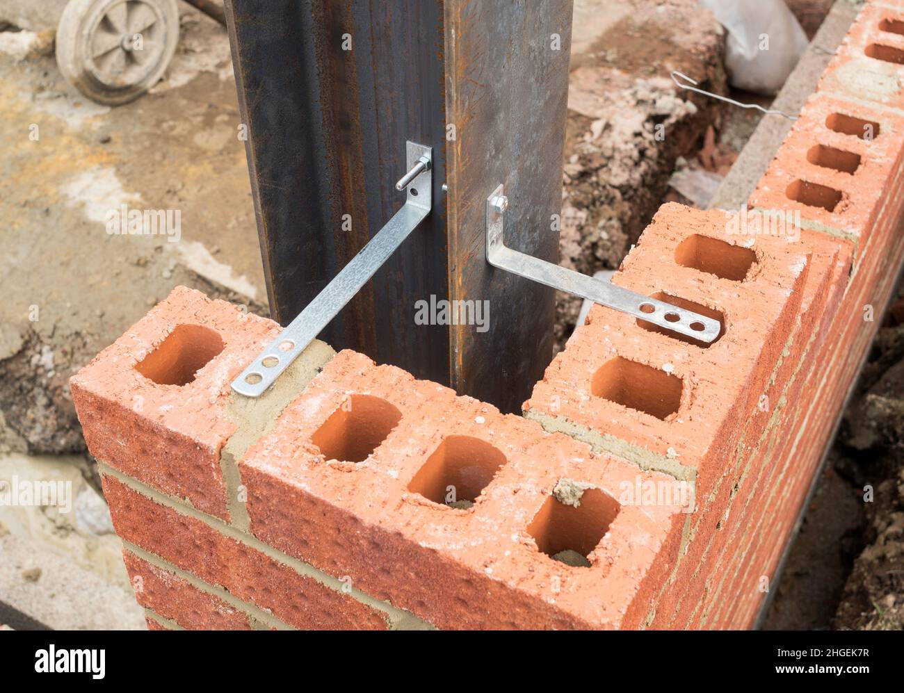 Liens en acier utilisés pour lier une colonne d'acier à la brique dans une extension de maison. Banque D'Images