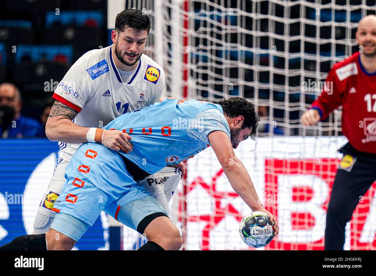 Budapest, Hongrie.20th janvier 2022.BUDAPEST, HONGRIE - JANVIER 20: Nicolas Tournat de France, Samir Benghanem des pays-Bas pendant le match EHF Euro 2022 Groupe B entre la France et les pays-Bas au MVM Dome le 20 janvier 2022 à Budapest, Hongrie (photo de Henk Seppen/Orange Pictures) Credit: Orange pics BV/Alay Live News Banque D'Images