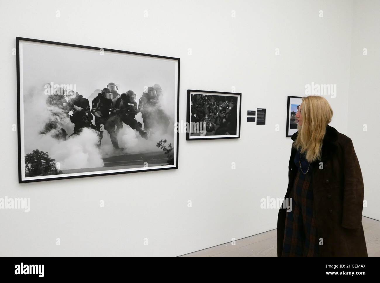 America in Crisis réunit 40 photographes américains de premier plan et plus de 120 œuvres explorant le changement social aux États-Unis de 1960s à aujourd'hui .Organisée par Saatchi Gallery , l'exposition est organisée par Sophie Wright , Gregory Harris du High Museum of Art d'Atlanta , et Tara Pixley , photographe et universitaire DE LOS ANGELES . Banque D'Images