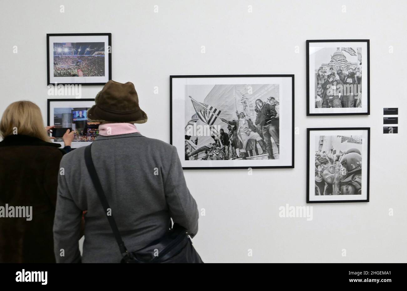 America in Crisis réunit 40 photographes américains de premier plan et plus de 120 œuvres explorant le changement social aux États-Unis de 1960s à aujourd'hui .Organisée par Saatchi Gallery , l'exposition est organisée par Sophie Wright , Gregory Harris du High Museum of Art d'Atlanta , et Tara Pixley , photographe et universitaire DE LOS ANGELES . Banque D'Images