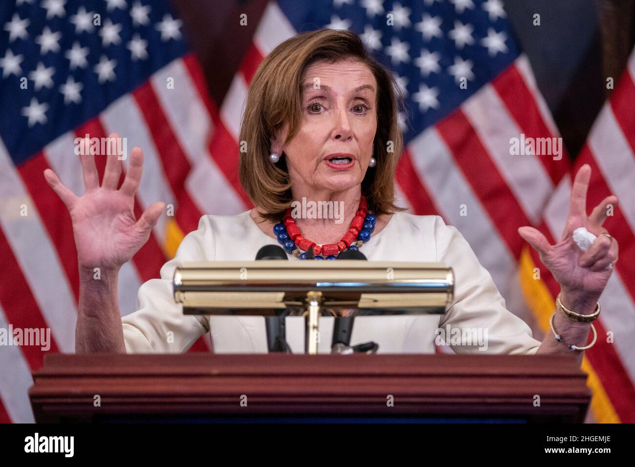 Nancy Pelosi, Présidente de la Chambre des représentants, prononce un discours lors d'une conférence de presse au Capitole des États-Unis à Washington, DC, Etats-Unis.20th janvier 2022.Le Président Pelosi a posé des questions sur la création d'emplois en 2021, la défaite du projet de loi sur le droit de vote au Sénat et la criminalité en Amérique.Credit: Shawn Thew/Pool via CNP photo via Credit: Newscom/Alay Live News Banque D'Images