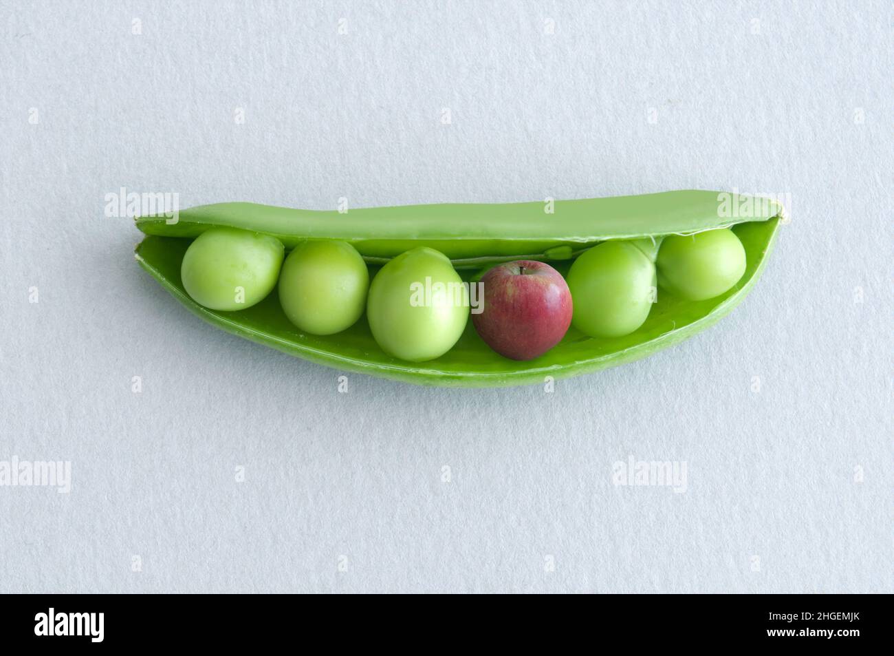 Petits pois dans une gousse avec pomme miniature, concept de régime équilibré Banque D'Images