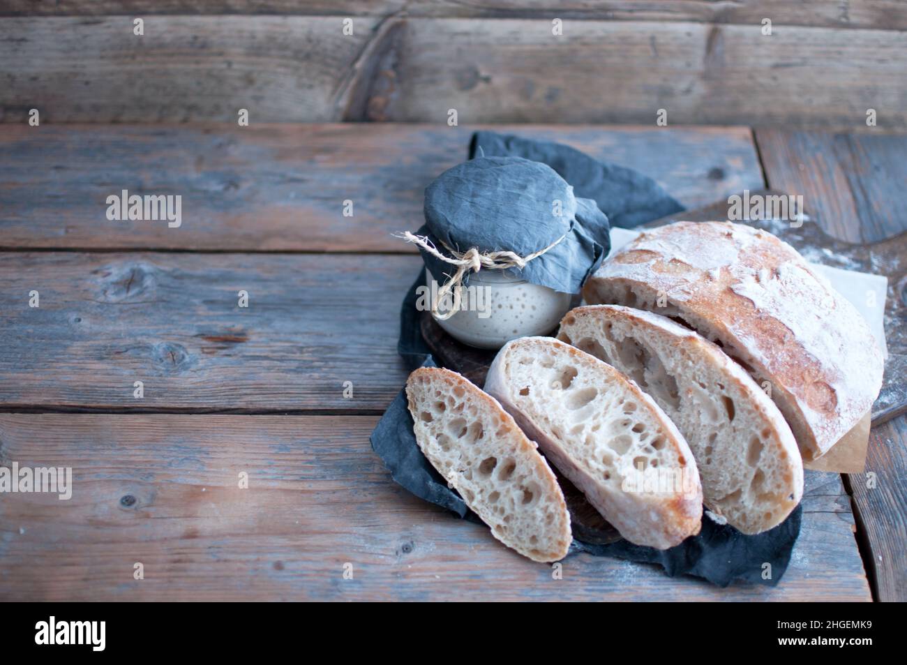 Faire cuire des tranches de pain au levain à côté d'un pot avec une