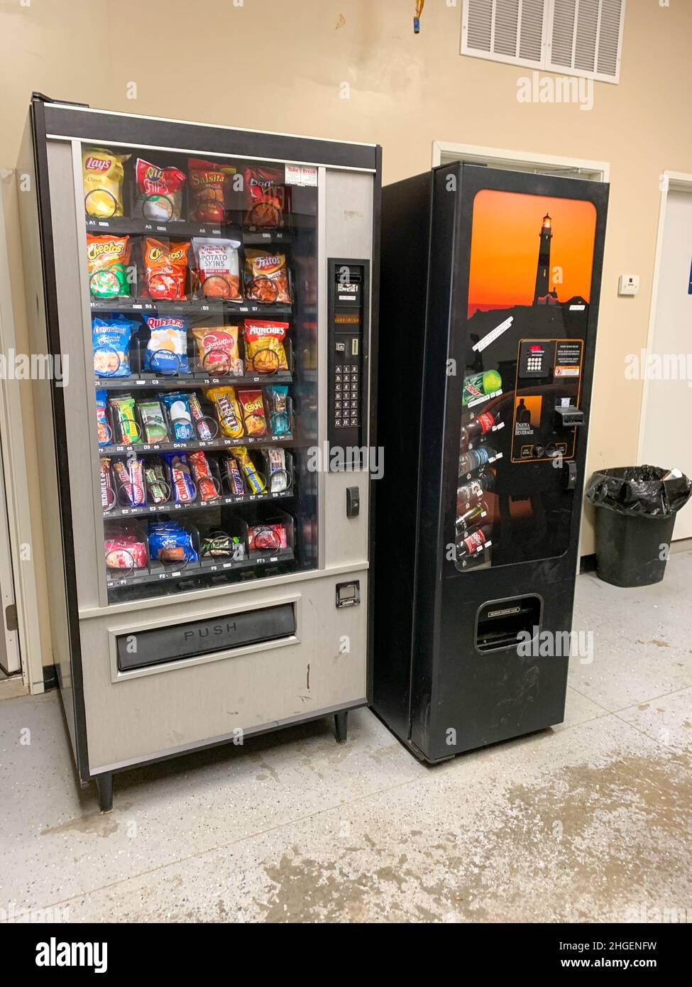 Distributeur automatique de jetons et de friandises dans la salle de pause,  à proximité.Photo de haute qualité Photo Stock - Alamy