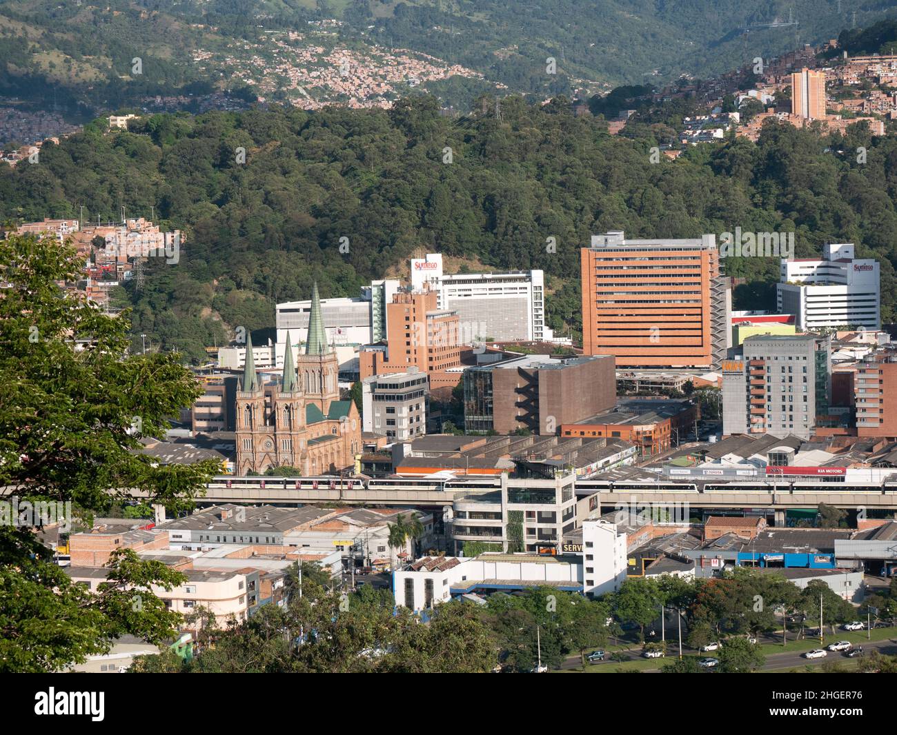 Medellin, Antioquia, Colombie - décembre 7 2021 : vue sur la ville de Medellin entourée de montagnes vertes par une journée ensoleillée Banque D'Images