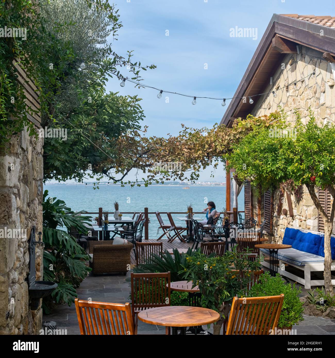 Manavgat, Turquie - 13 novembre 2021 : restaurant en plein air à côté de la mer Banque D'Images