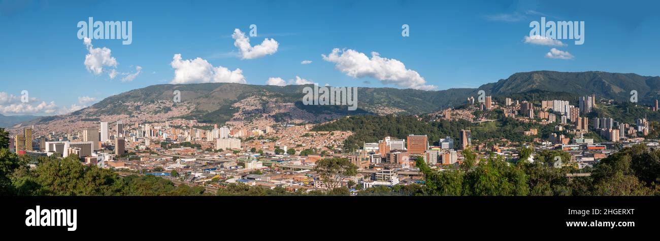 Vue panoramique sur la ville de Medellin, Colombie entourée par les montagnes vertes, par une journée ensoleillée Banque D'Images