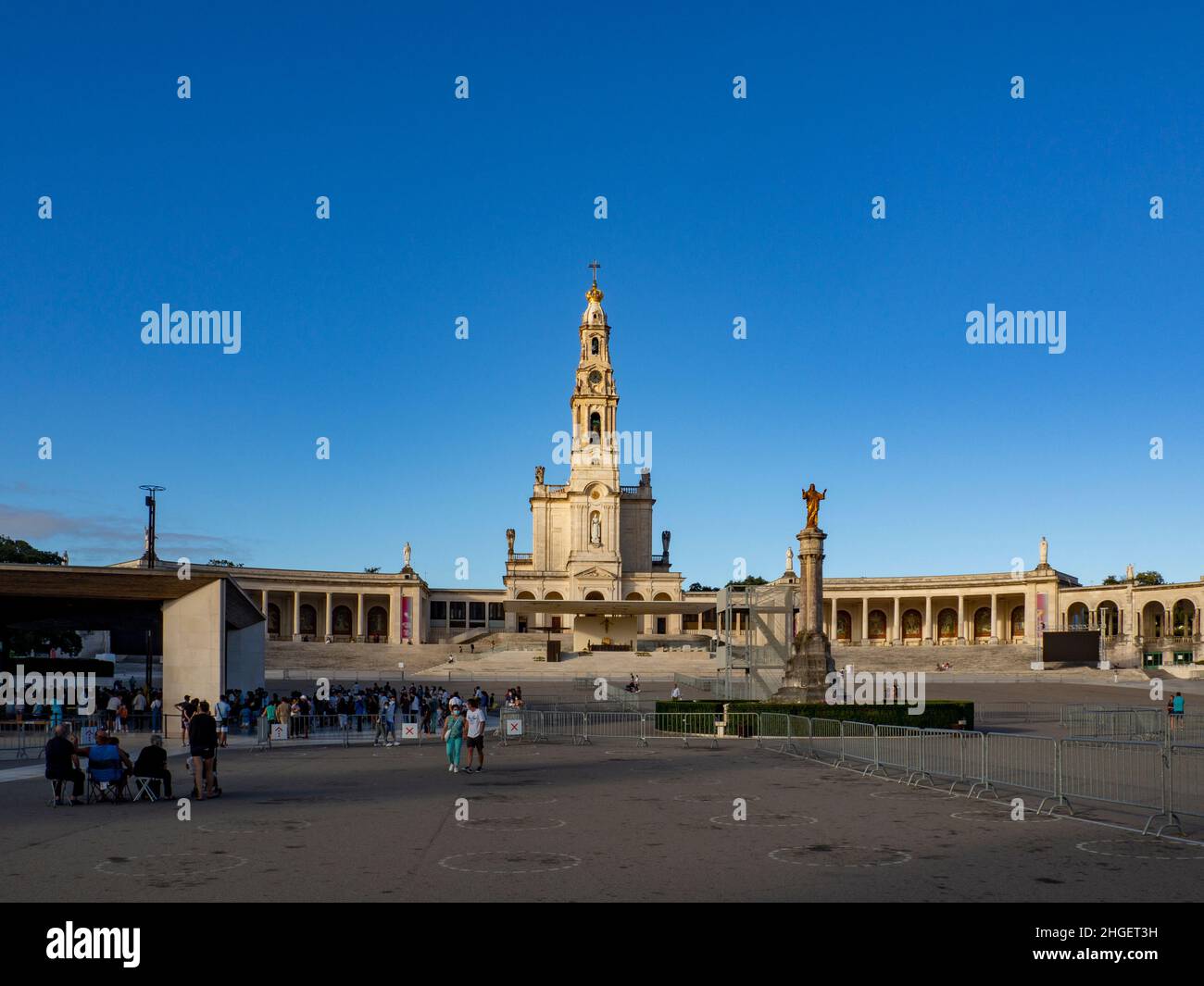 Sanctuaire de Fatima, Portugal.Basilique notre-Dame du Rosaire vue depuis et à travers la colonnade.Un des plus importants Marian Shrines et pi Banque D'Images