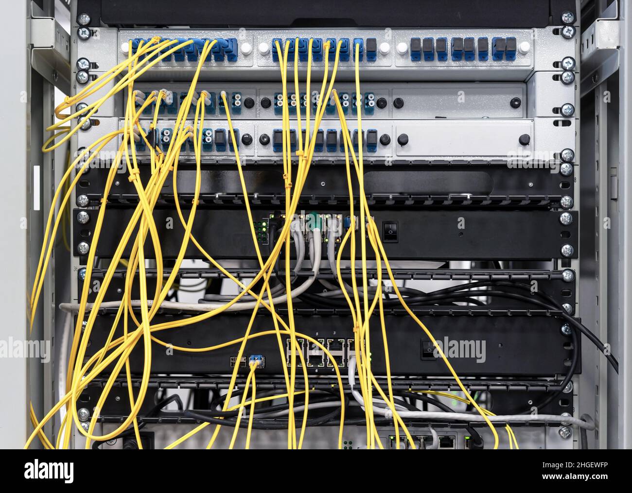 Tableau électrique avec fils et capteurs jaunes.Équipement électrique. Banque D'Images