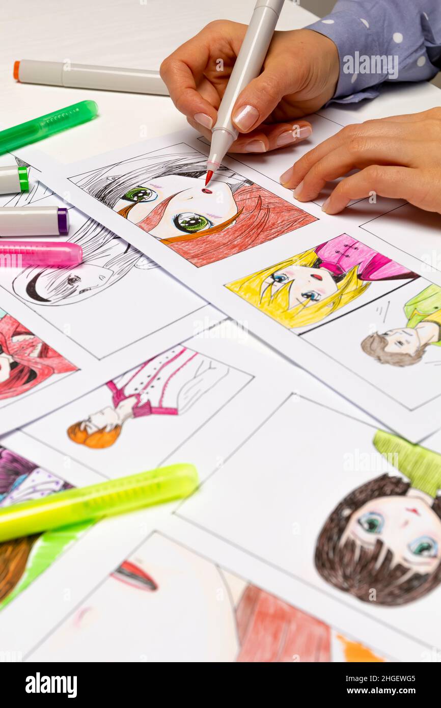 Un artiste dessine un storyboard d'un livre de BD animé.Style Manga.L'animateur de concepteur dessine avec une forme aquarelle avec un stylo les caractères d'un Banque D'Images