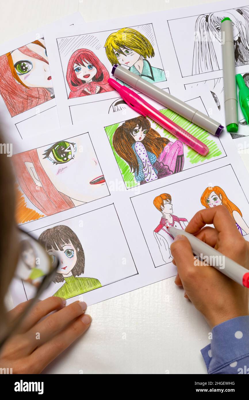 Un artiste dessine un storyboard d'un livre de BD animé.Style Manga.L'animateur de concepteur dessine avec une forme aquarelle avec un stylo les caractères d'un Banque D'Images