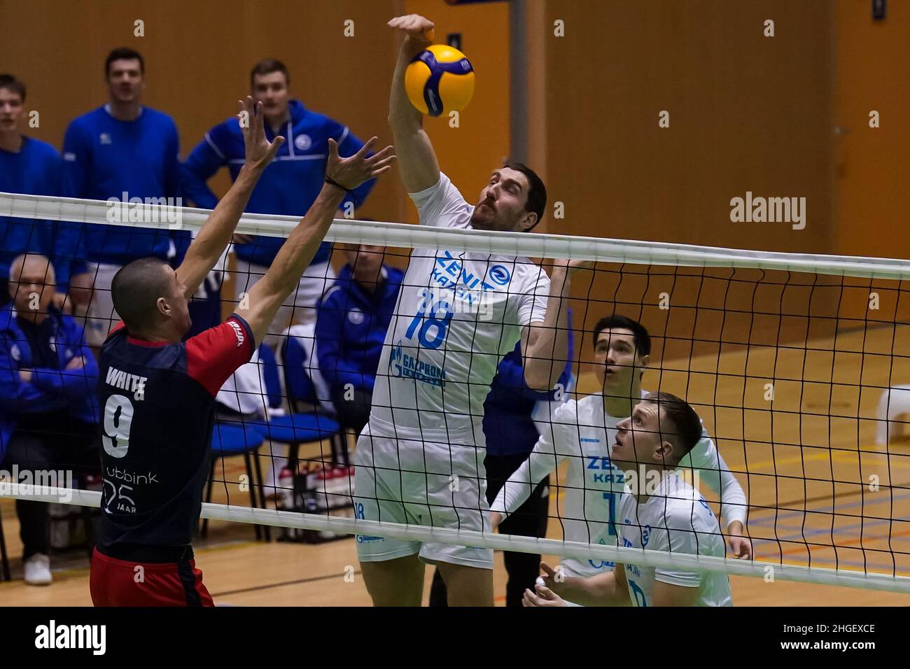 DOETINCHEM, PAYS-BAS - JANVIER 20 : Adam White de Active Living Orion et Maxim Mikhaïlov de Zenit Kazan piquent le ballon lors du match de la coupe CEV entre Active Living Orion et Zenit Kazan au Topsporthal Achterhoek le 20 janvier 2022 à Doetinchem, pays-Bas (photo de René Nijhuis/Orange Pictures) Banque D'Images