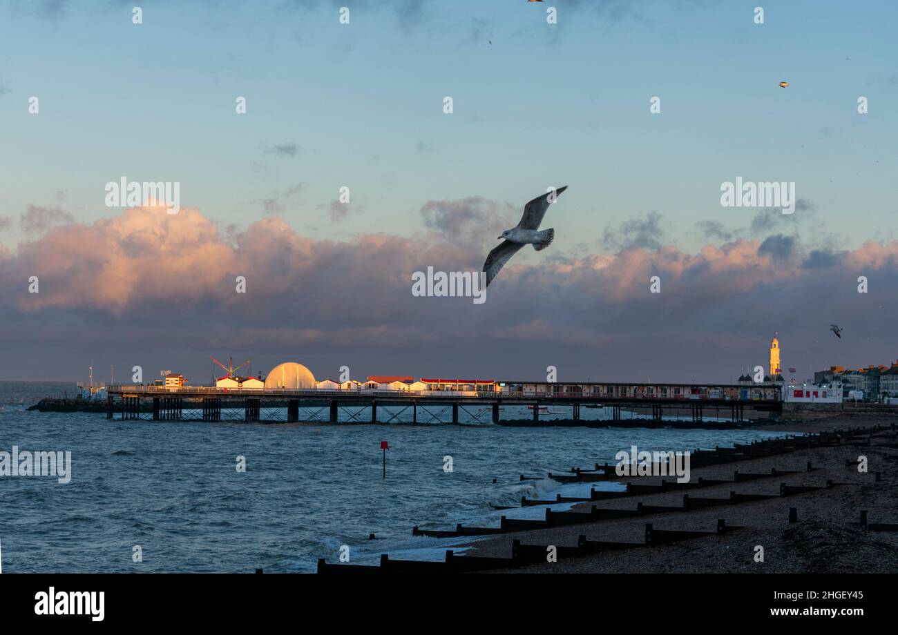 Front de mer de Herne Bay, vue à l'est, juste avant le coucher du soleil Banque D'Images