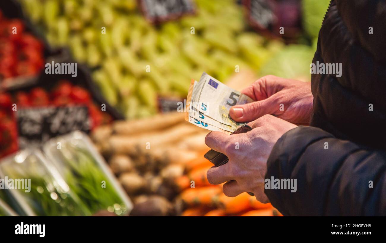 L'homme prend l'argent euro billet de sortie de portefeuille sur le marché Banque D'Images