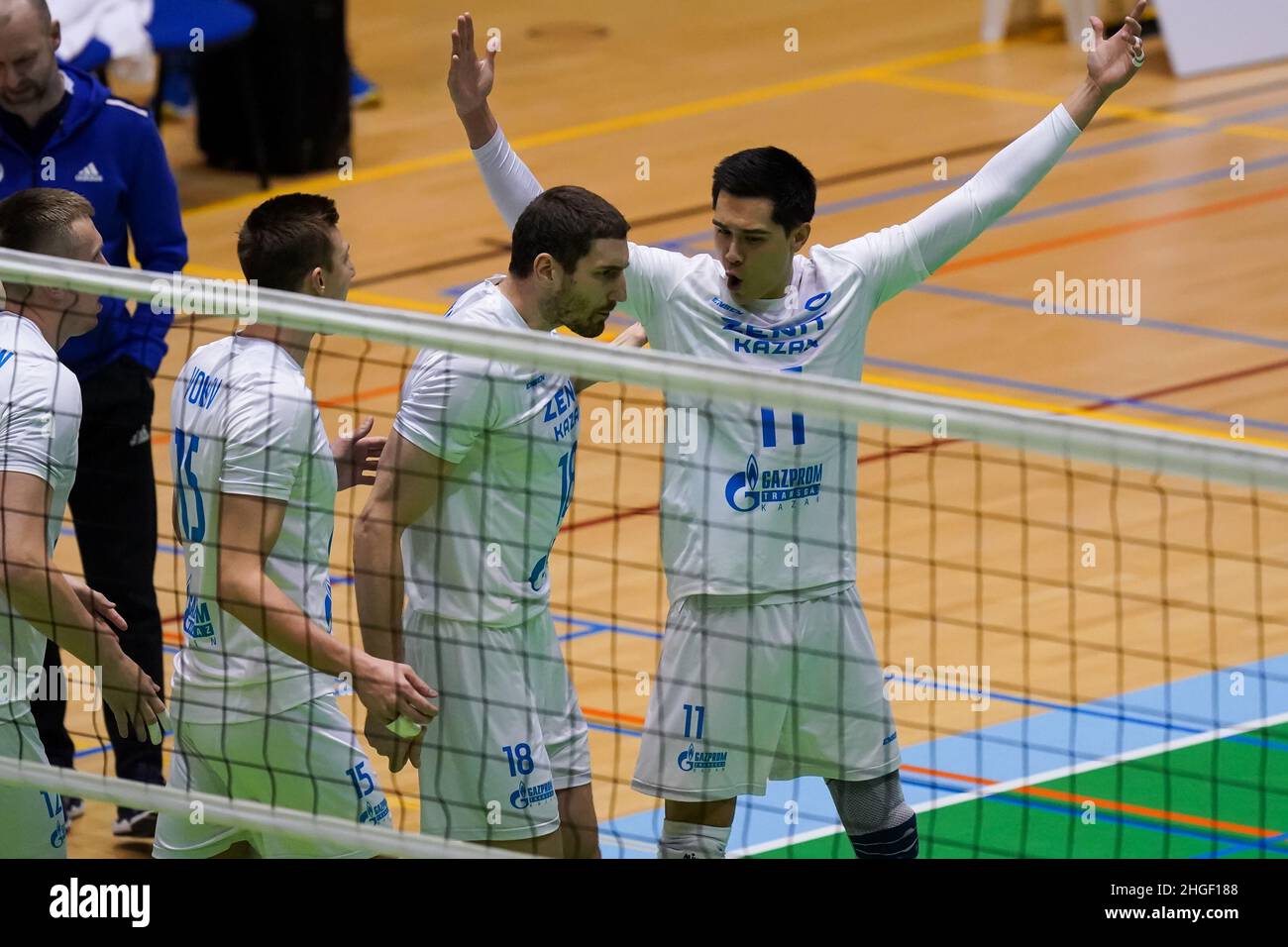 DOETINCHEM, PAYS-BAS - JANVIER 20: Dmitriy Shcherbinin de Zenit Kazan, Dmitriy Volkov de Zenit Kazan, Maxim Mikhaïlov de Zenit Kazan et Michée Christenson de Zenit Kazan célèbrent un point lors du match de la coupe CEV entre Active Living Orion et Zenit Kazan au Topsporthal Achterhoek le 20 janvier2022 à Doetinchem, pays-Bas (photo de René Nijhuis/Orange Pictures) Banque D'Images